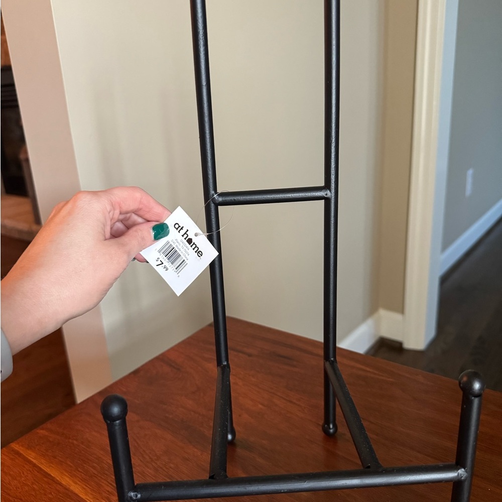 Black Metal Easel Stand